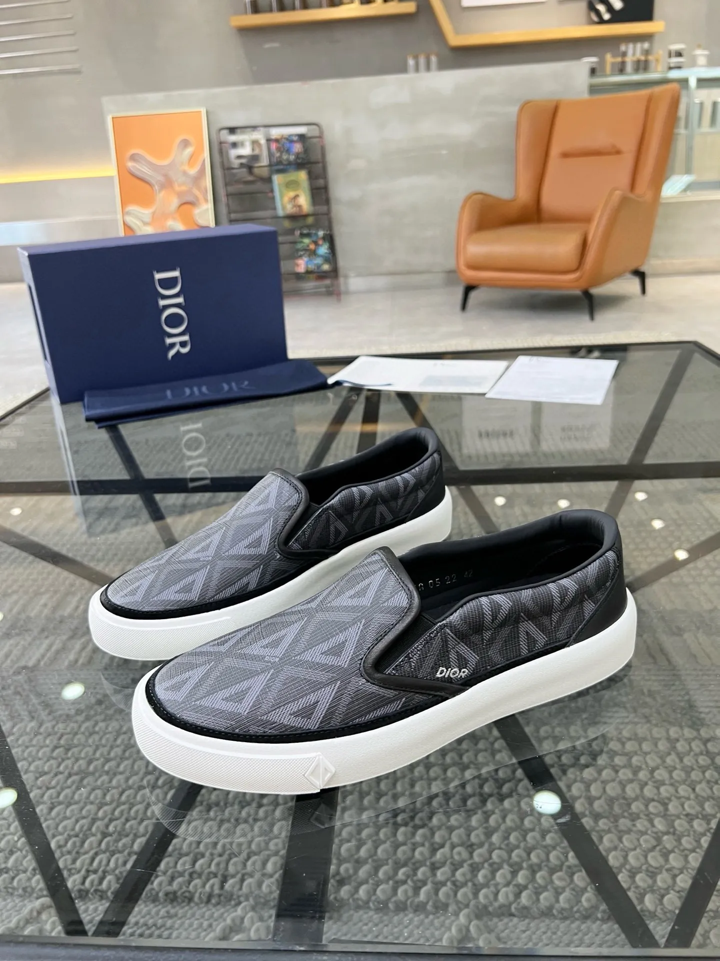 Factory price: 380💰D 🔍Top purchasing agent🇮🇹 Dior's super popular sneakers, popular sneakers, new products are synchronized with the counters. The uppers are imported cowhide from Italy. It is perfectly reproduced with complex craftsmanship that is a must-have for fashionistas. Imported soft water-dyed cowhide lining and foot pads Sole: The original sole is specially provided by the original factory, the exclusive movable molded sole is super comfortable, the original factory follows the order, 🔍🔍high quality, you can enter and exit the counter at will, welcome to compare, the code number is 39-44 (38 45 can be ordered)
